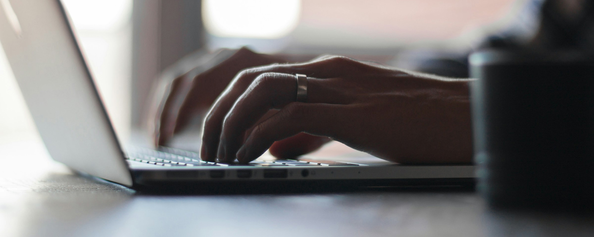 Datenschutz: Hände tippen auf einer Laptop-Tastatur, während ein Datenschutz-Hinweis auf dem Bildschirm zu sehen ist. Dieses Symbolbild steht für den verantwortungsvollen Umgang mit sensiblen Daten und die hohen Sicherheitsstandards des Unfallopfer-Hilfswerks. Es unterstreicht die Bedeutung von Transparenz, Vertraulichkeit und den Schutz personenbezogener Informationen gemäß der Datenschutz-Grundverordnung (DSGVO). Unsere digitalen Prozesse sind auf höchste Sicherheit ausgelegt, um die Privatsphäre unserer Mitglieder und Nutzer jederzeit zu gewährleisten.