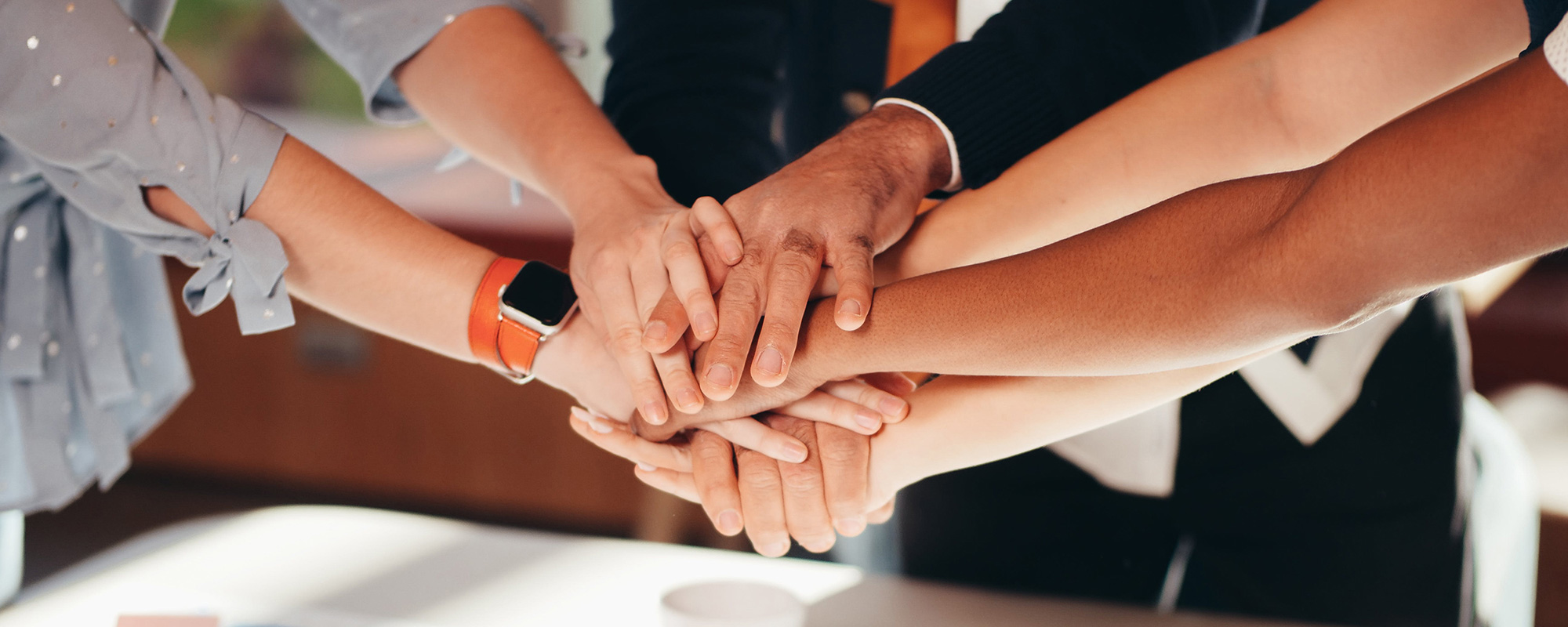 Unfallopfer Hilfswerk - Forum: Bildbeschreibung:  
Eine Gruppe von Personen steht im Kreis und legt in gemeinschaftlicher Verbundenheit die Hände aufeinander. Dieses Bild symbolisiert die starke Community des Unfallopfer-Hilfswerks, in der Betroffene zusammenhalten, sich gegenseitig unterstützen und füreinander da sind. Es steht für Solidarität, Zusammenhalt und die gemeinsame Kraft, Herausforderungen nach einem Unfall zu meistern.