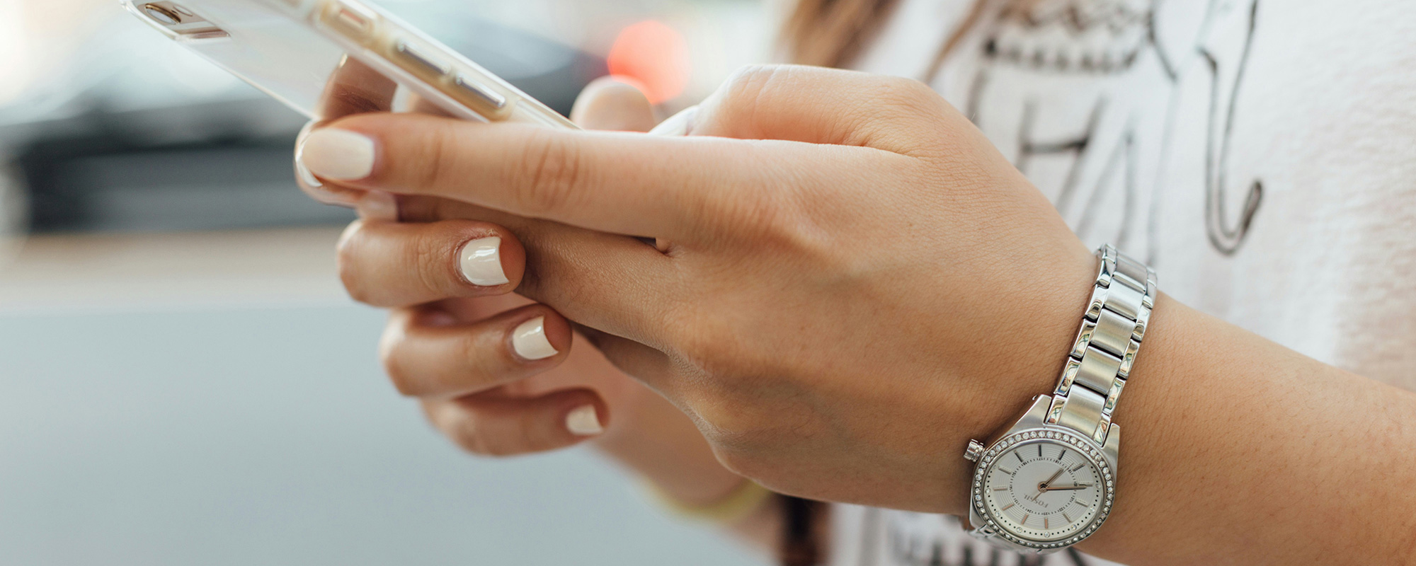 Datenschutz - Unfallopfer Hilfswerk e.V.: Frauenhände halten ein Smartphone, auf dessen Display die Datenschutzbestimmungen zu sehen sind. Am Arm der Frau trägt sie eine silberne Uhr. Dieses Bild symbolisiert die Bedeutung von Datenschutz und den verantwortungsvollen Umgang mit persönlichen Daten. Es steht für Transparenz, Sicherheit und das Engagement des Unfallopfer-Hilfswerks, den Schutz sensibler Informationen jederzeit zu gewährleisten.